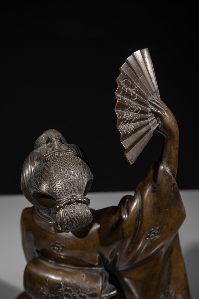 Okimono en bronze représentant une danseuse avec éventail-photo-6
