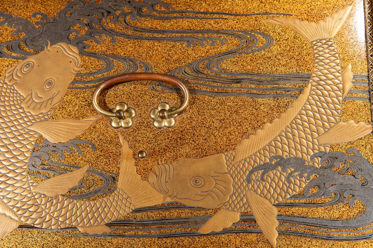 Set de pique-nique en laque maki-e sur fond nashiji avec carpes koi-photo-1