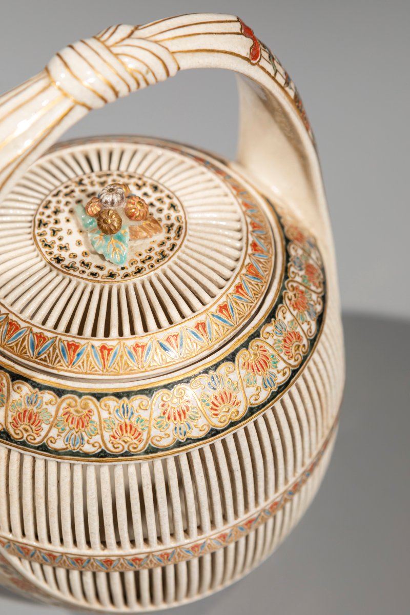 A Satsuma Ceramic Cricket Cage With Chrysanthemums And Butterflies-photo-2