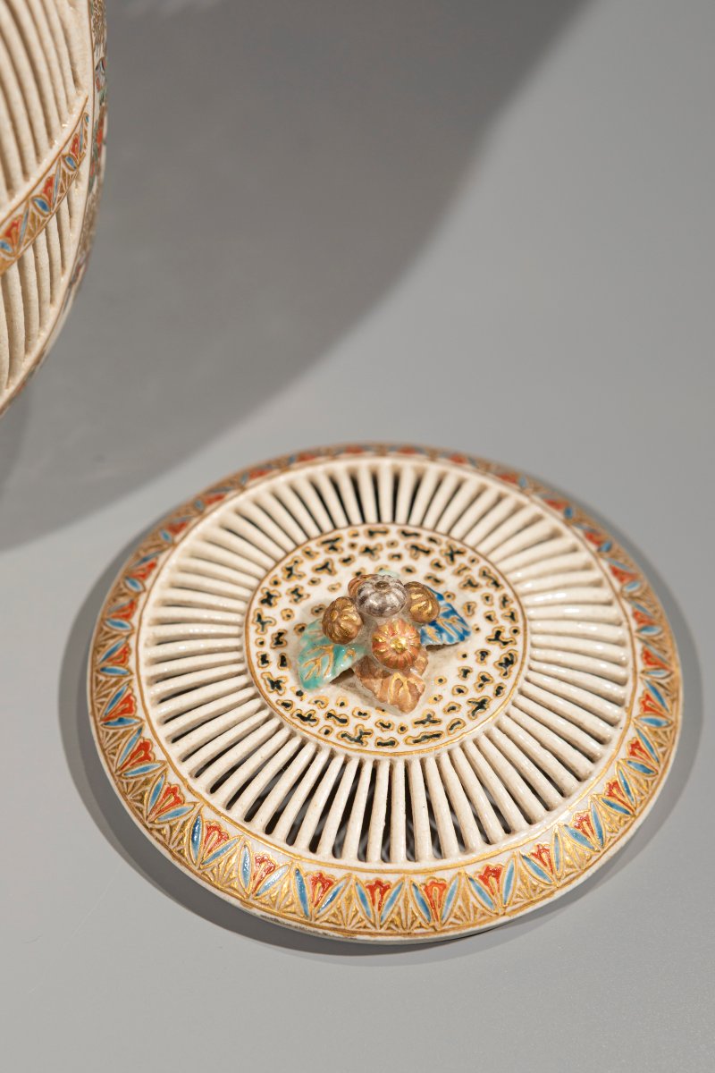 A Satsuma Ceramic Cricket Cage With Chrysanthemums And Butterflies-photo-3