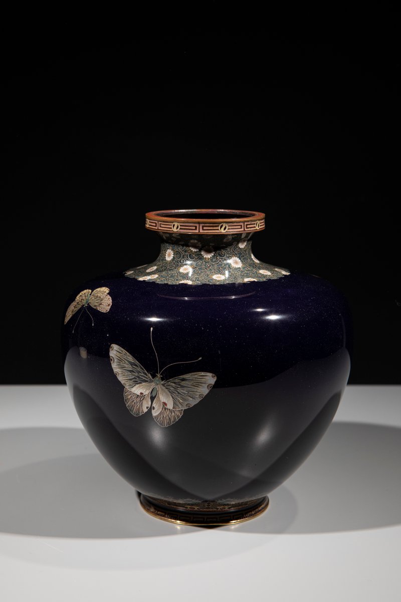 A Cloisonné Enamel And Silver Wire Vase With Butterflies On A Blue Ground-photo-3
