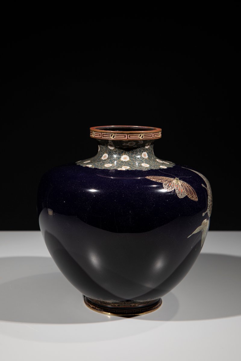 A Cloisonné Enamel And Silver Wire Vase With Butterflies On A Blue Ground-photo-4
