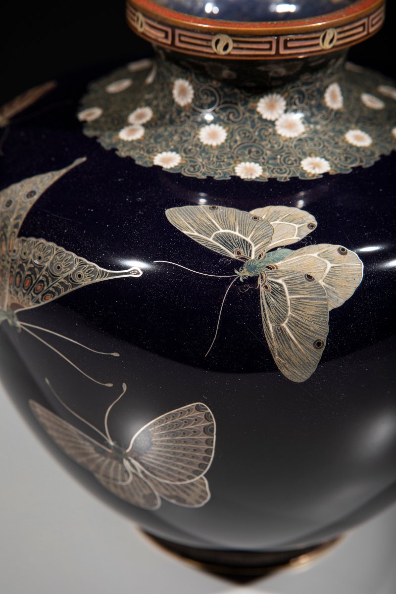 A Cloisonné Enamel And Silver Wire Vase With Butterflies On A Blue Ground-photo-3