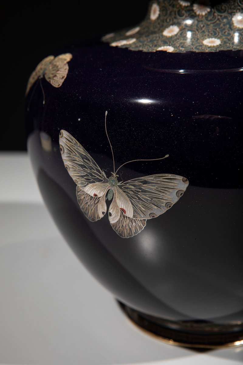A Cloisonné Enamel And Silver Wire Vase With Butterflies On A Blue Ground-photo-4