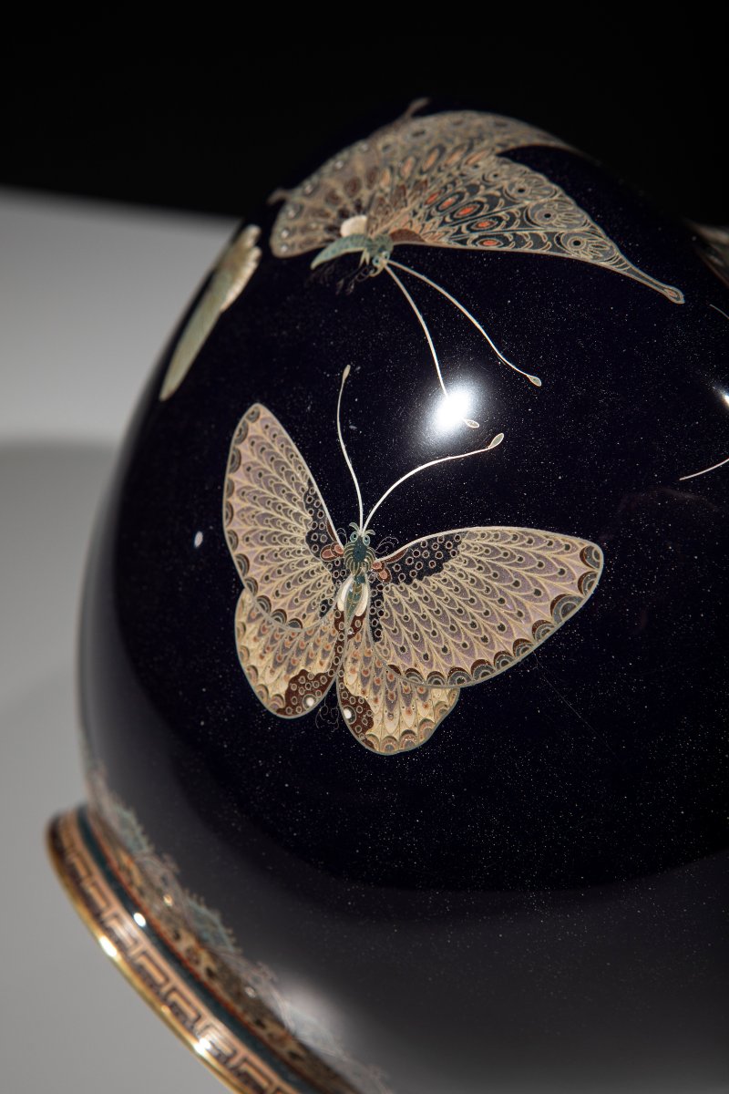A Cloisonné Enamel And Silver Wire Vase With Butterflies On A Blue Ground-photo-5