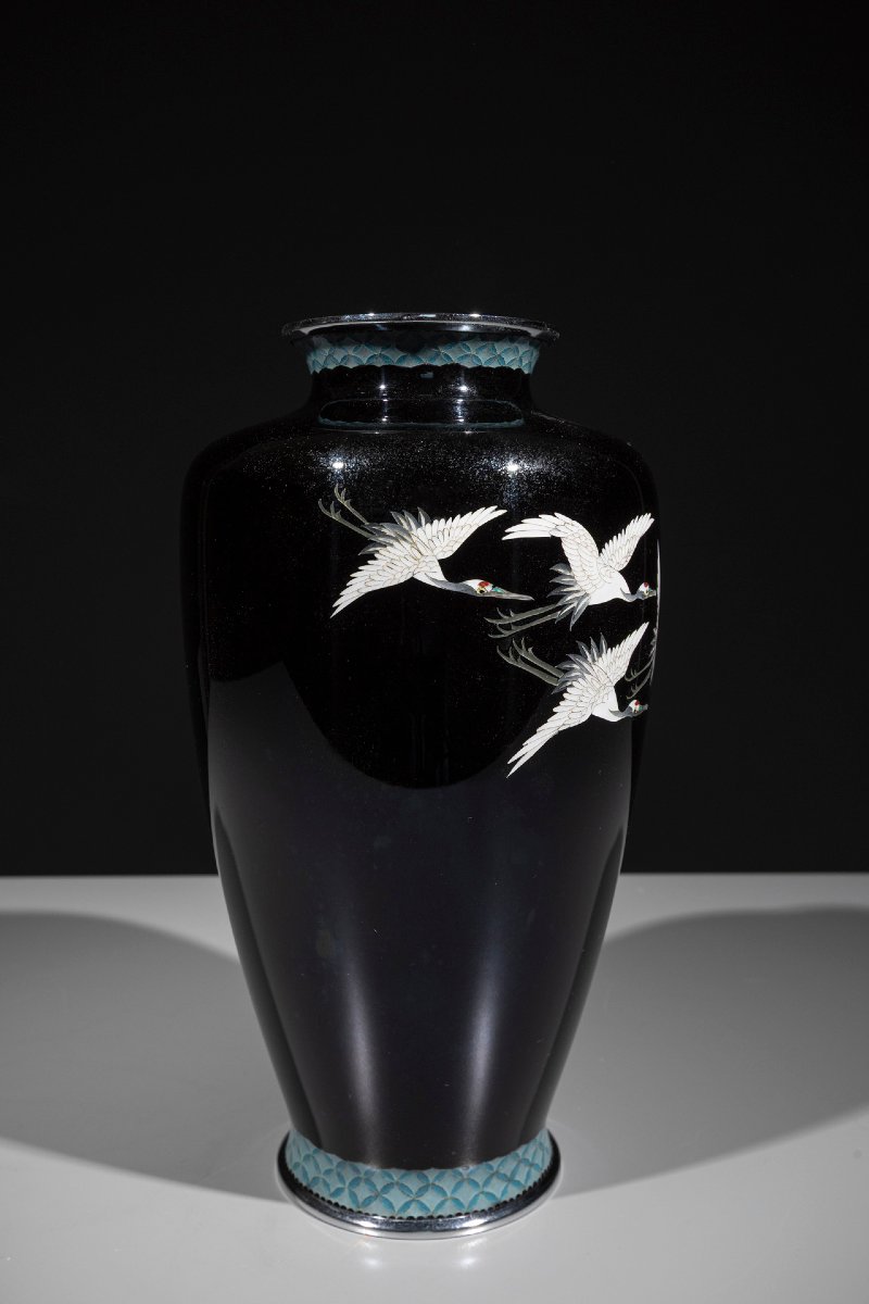 A Cloisonné Vase Depicting A Group Of Manchurian Cranes In Flight-photo-1