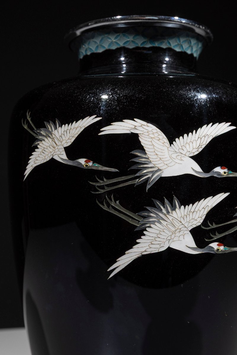 A Cloisonné Vase Depicting A Group Of Manchurian Cranes In Flight-photo-3