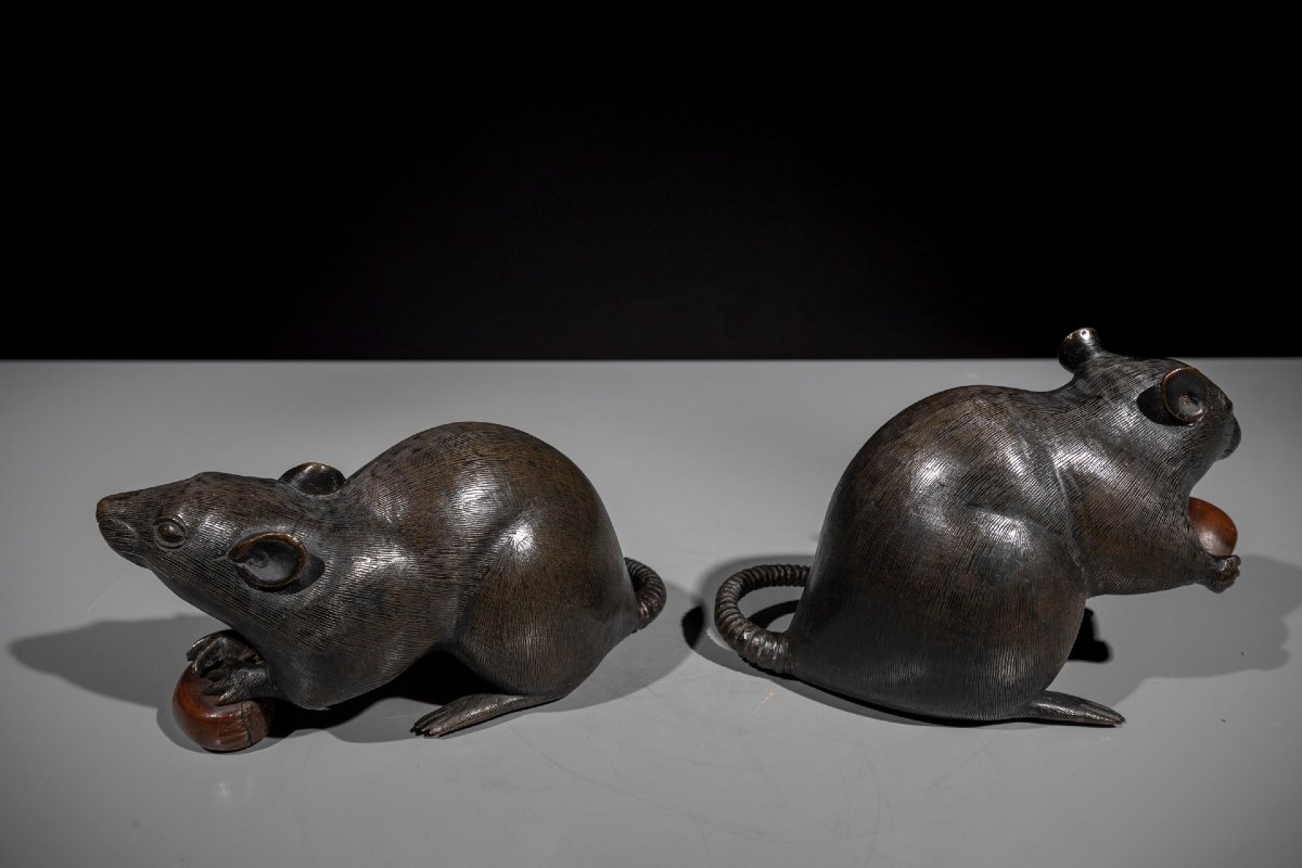 Paire de souris en bronze avec châtaignes entre les pattes-photo-2