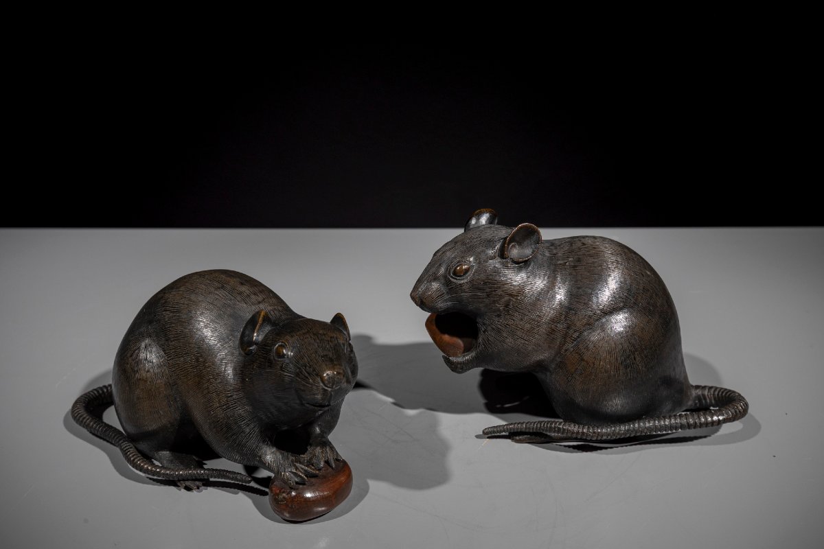 Paire de souris en bronze avec châtaignes entre les pattes-photo-3