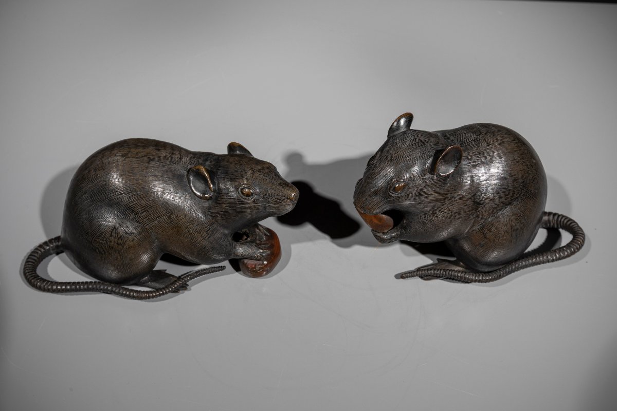 Paire de souris en bronze avec châtaignes entre les pattes-photo-1