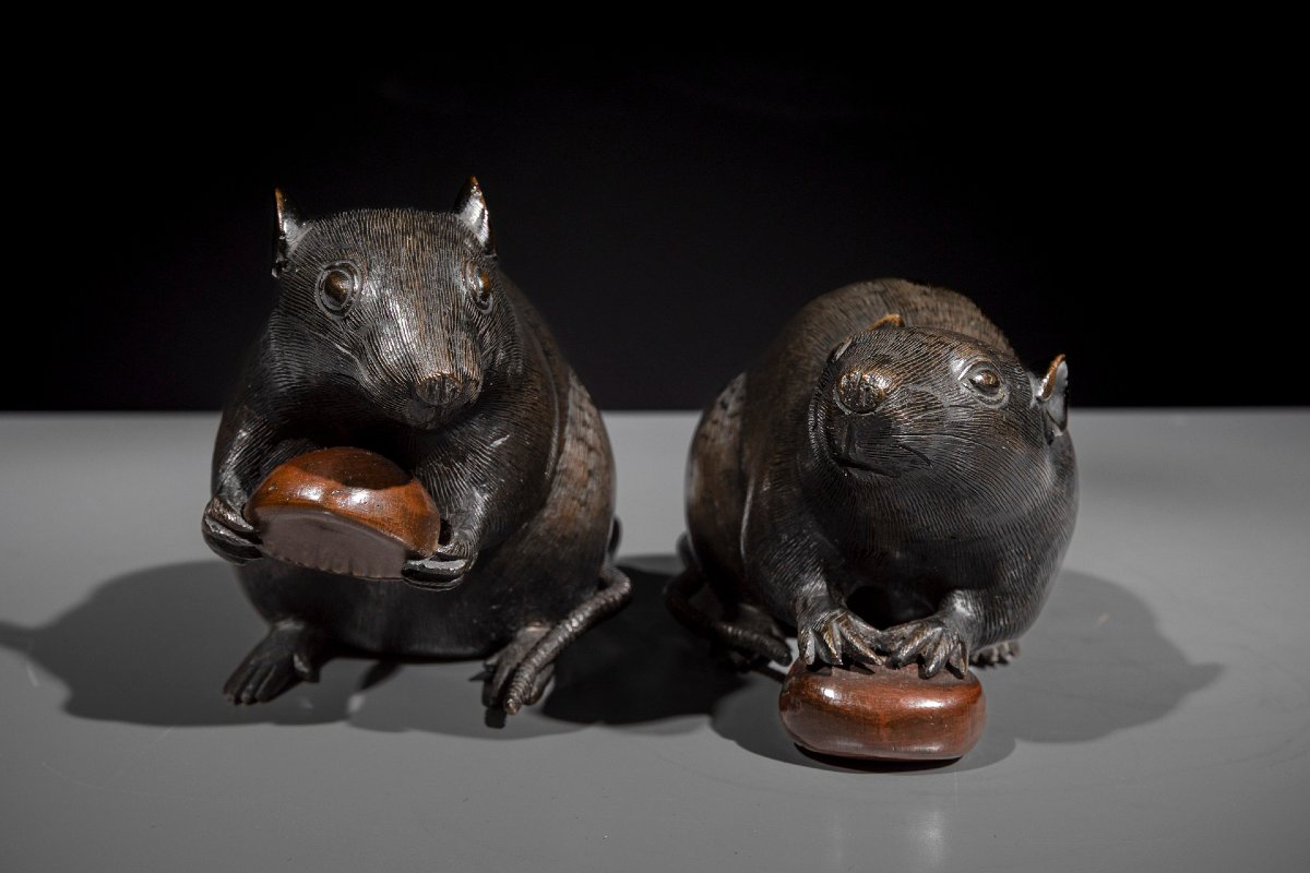 Paire de souris en bronze avec châtaignes entre les pattes-photo-2