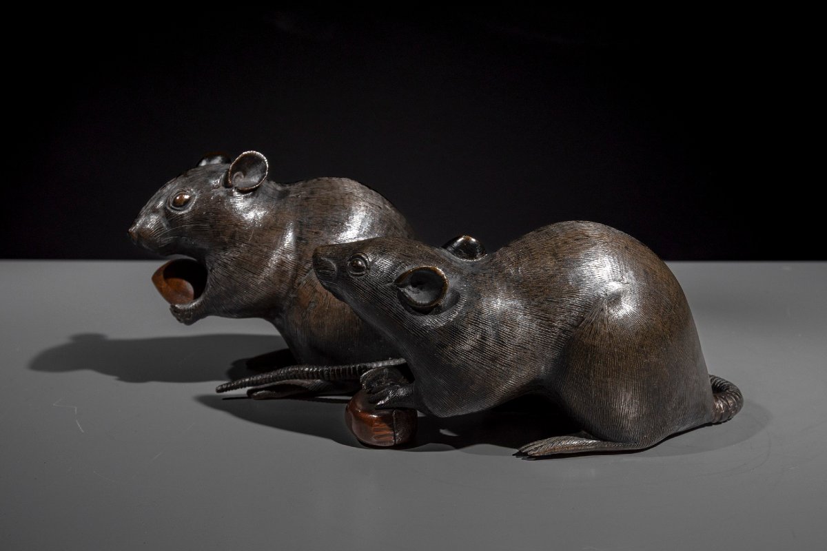 Paire de souris en bronze avec châtaignes entre les pattes-photo-3