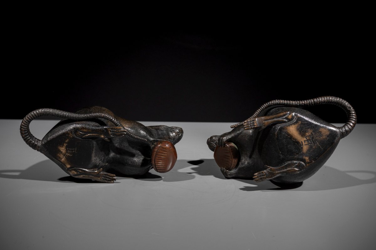 Paire de souris en bronze avec châtaignes entre les pattes-photo-4