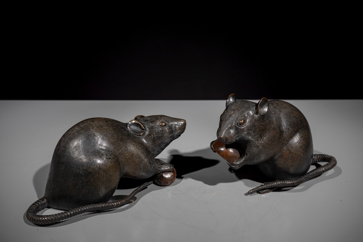 Paire de souris en bronze avec châtaignes entre les pattes
