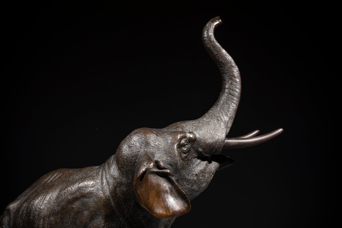 Okimono en bronze représentant un éléphant à la trompe levée, signé Gyokusui-photo-2