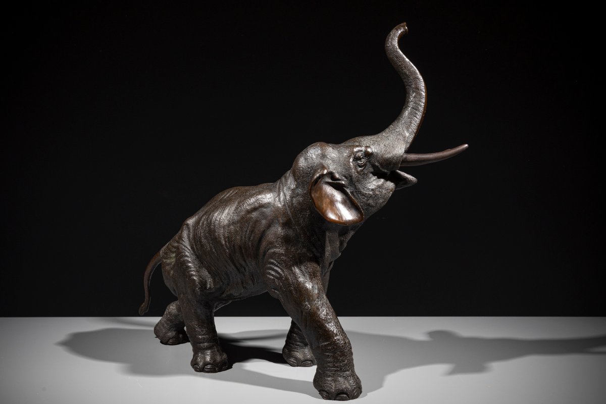 Okimono en bronze représentant un éléphant à la trompe levée, signé Gyokusui-photo-3