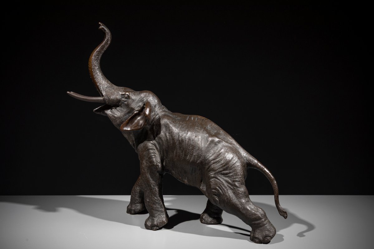 Okimono en bronze représentant un éléphant à la trompe levée, signé Gyokusui-photo-1