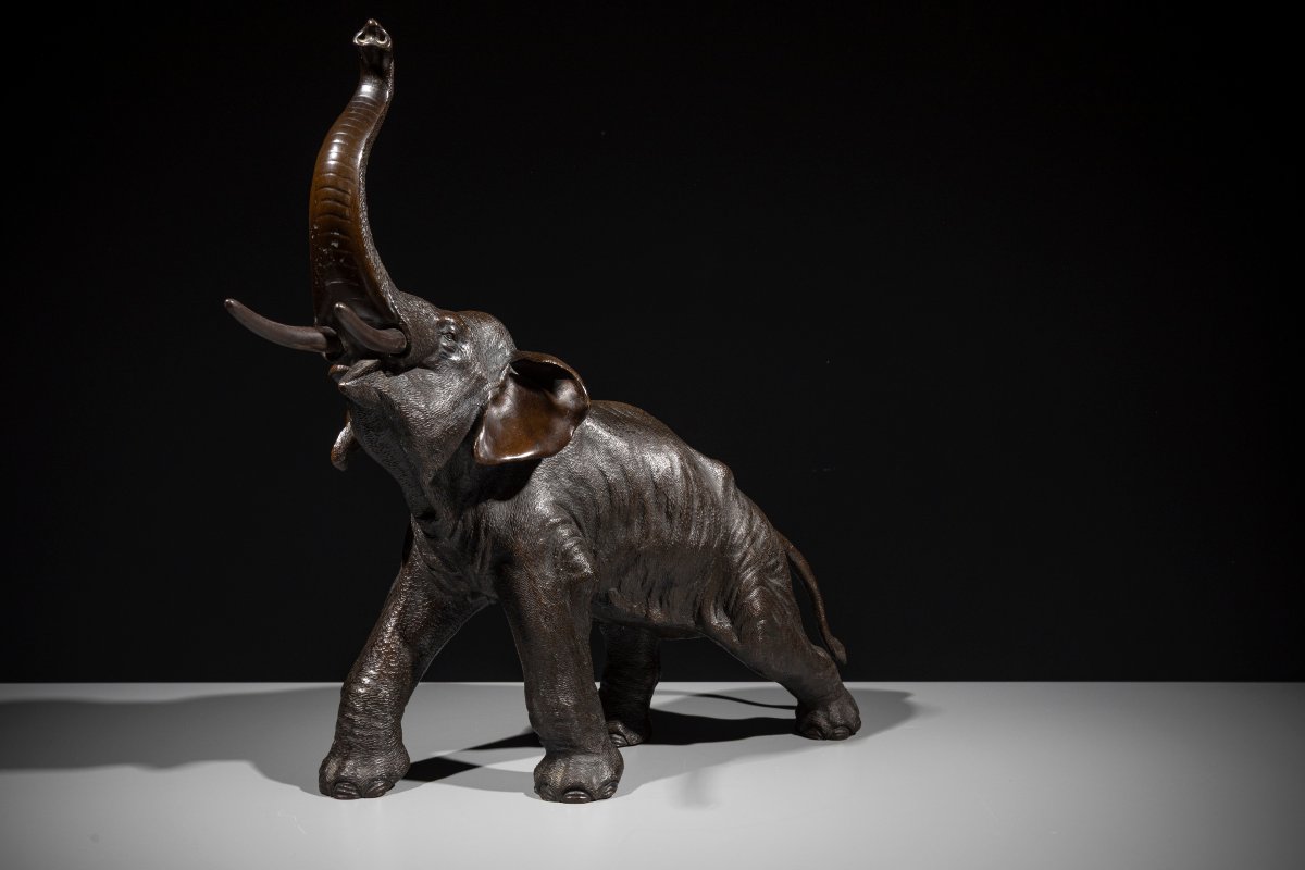 Okimono en bronze représentant un éléphant à la trompe levée, signé Gyokusui-photo-2