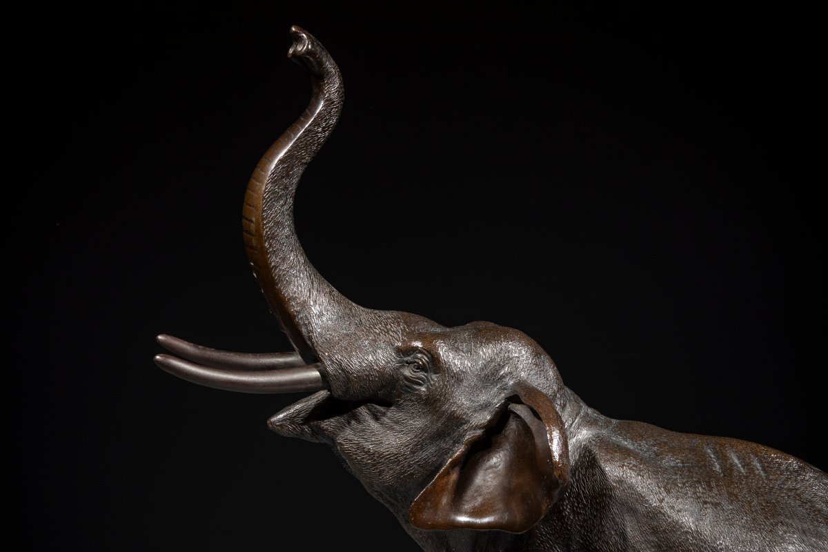 Okimono en bronze représentant un éléphant à la trompe levée, signé Gyokusui-photo-3