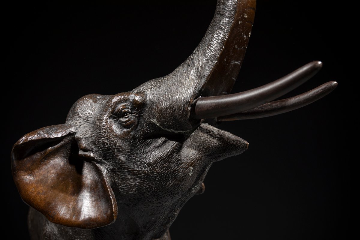 Okimono en bronze représentant un éléphant à la trompe levée, signé Gyokusui