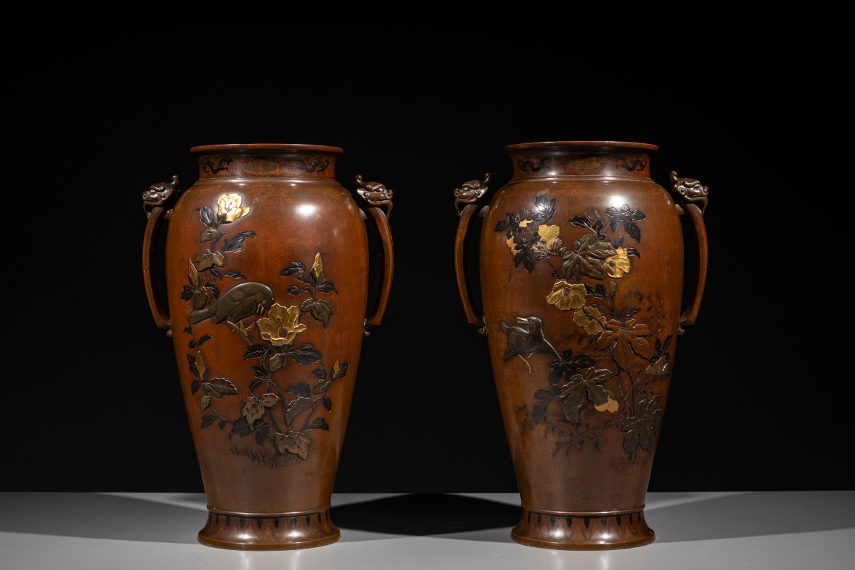 Paire de vases en bronze avec cailles et chidori parmi les plantes et les fleurs-photo-2