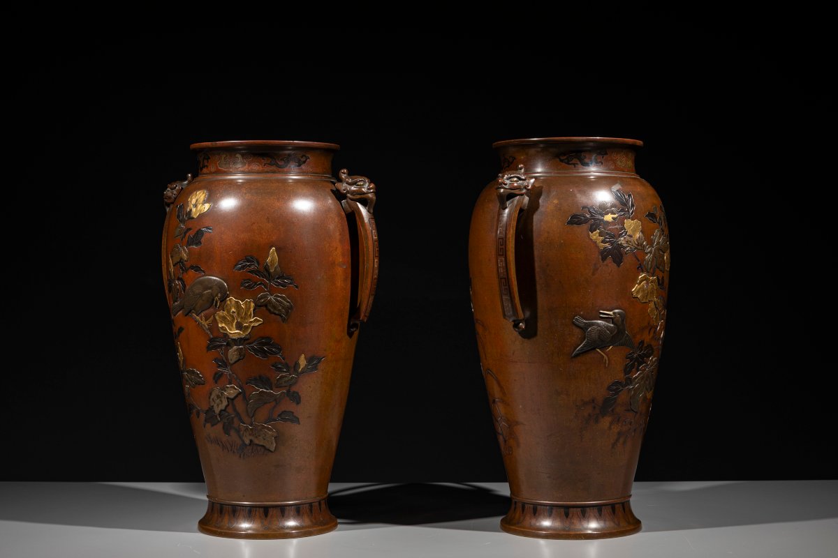 Paire de vases en bronze avec cailles et chidori parmi les plantes et les fleurs-photo-3
