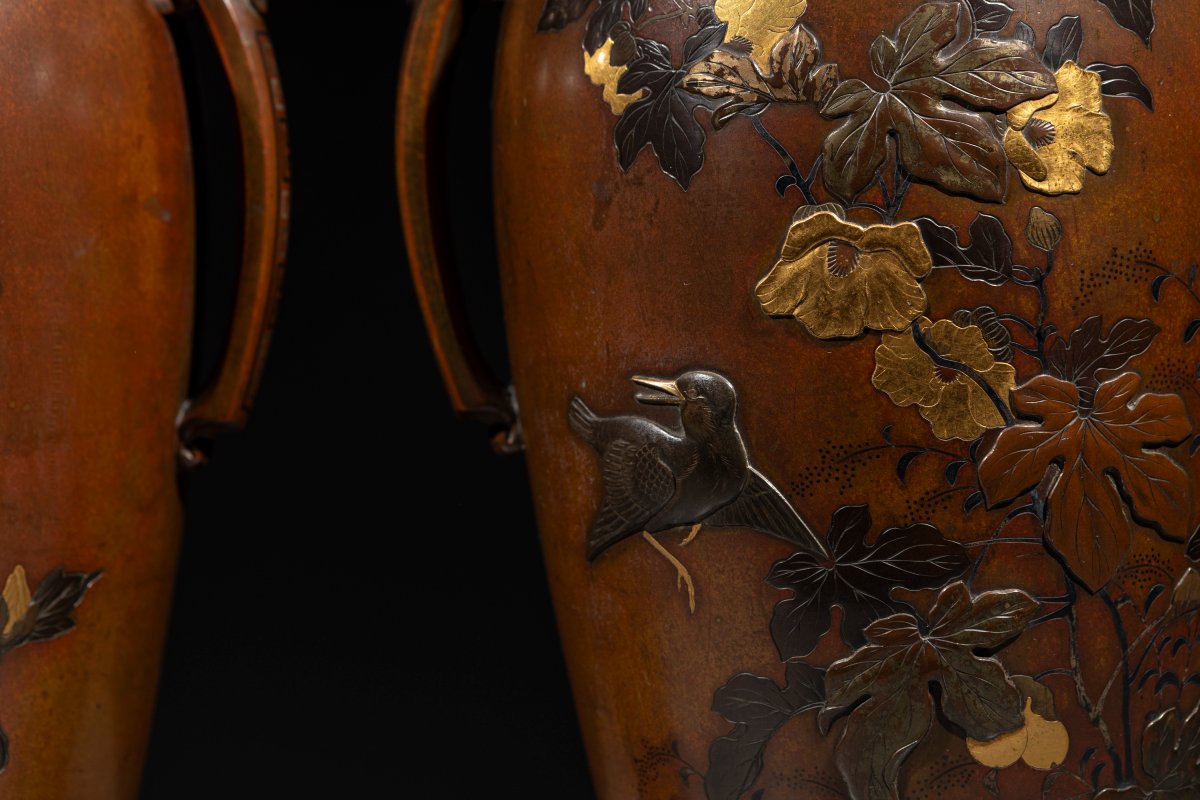 Paire de vases en bronze avec cailles et chidori parmi les plantes et les fleurs-photo-4