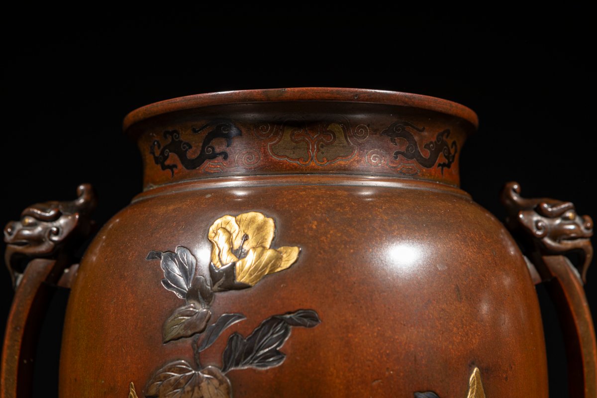 Paire de vases en bronze avec cailles et chidori parmi les plantes et les fleurs-photo-2
