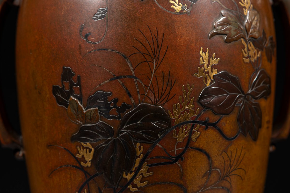 Paire de vases en bronze avec cailles et chidori parmi les plantes et les fleurs-photo-3
