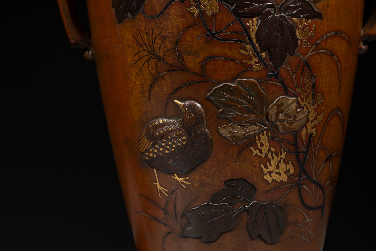 Paire de vases en bronze avec cailles et chidori parmi les plantes et les fleurs-photo-4