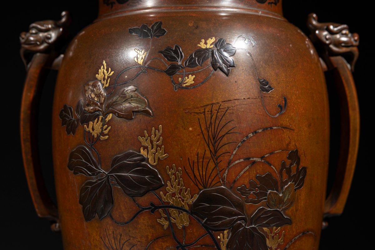 Paire de vases en bronze avec cailles et chidori parmi les plantes et les fleurs-photo-5