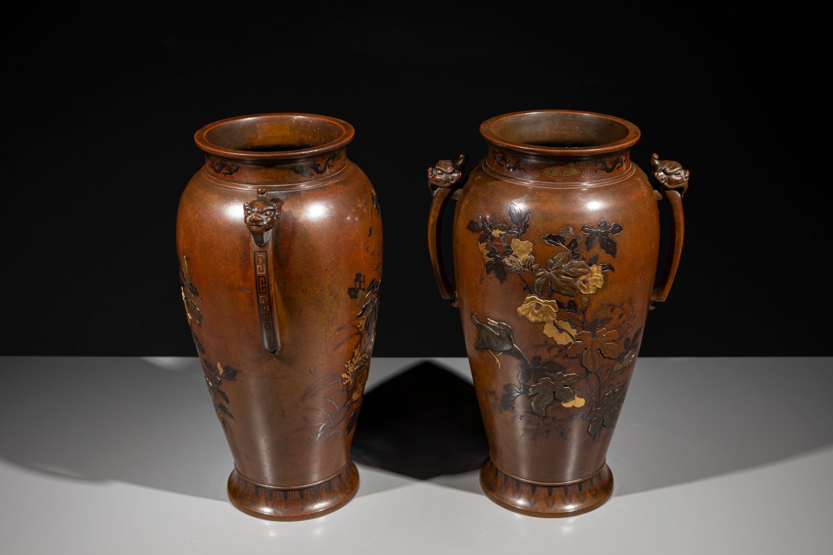 Paire de vases en bronze avec cailles et chidori parmi les plantes et les fleurs-photo-7