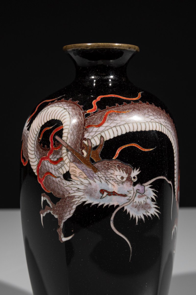 Vase cloisonné hexagonal représentant un dragon ryū-photo-3