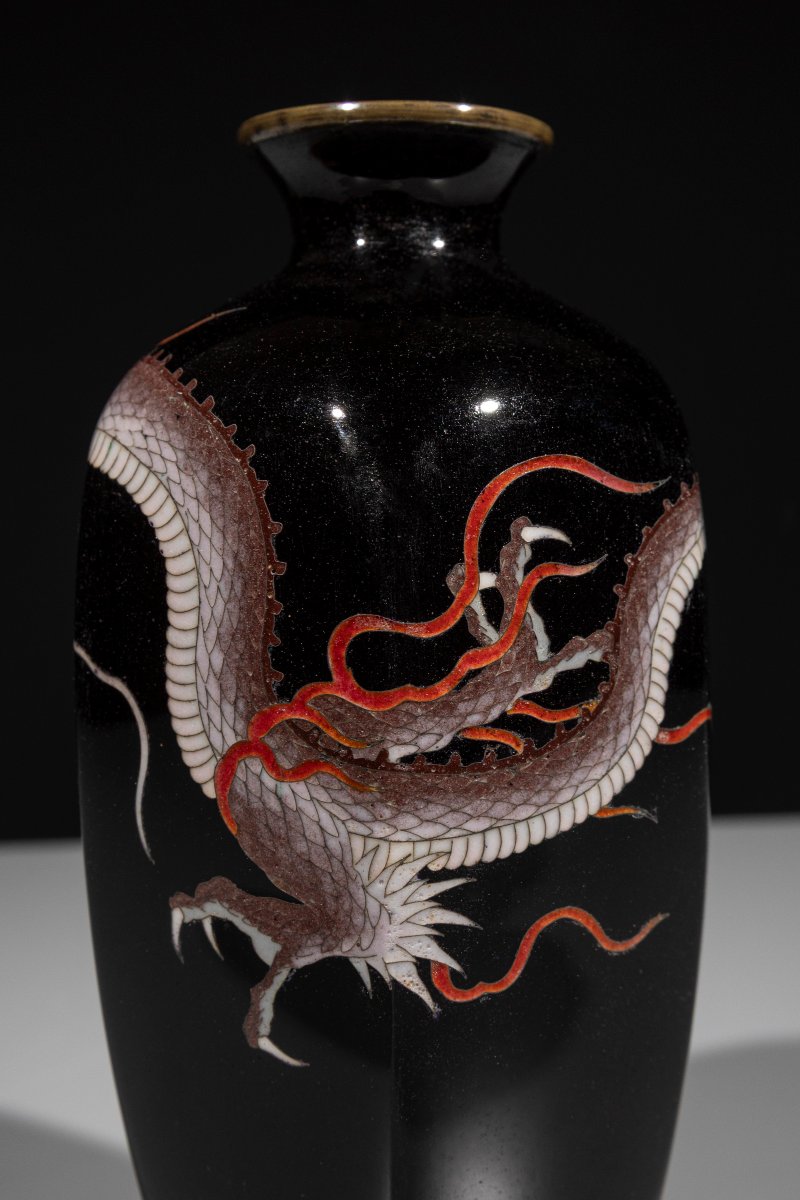 Vase cloisonné hexagonal représentant un dragon ryū-photo-4