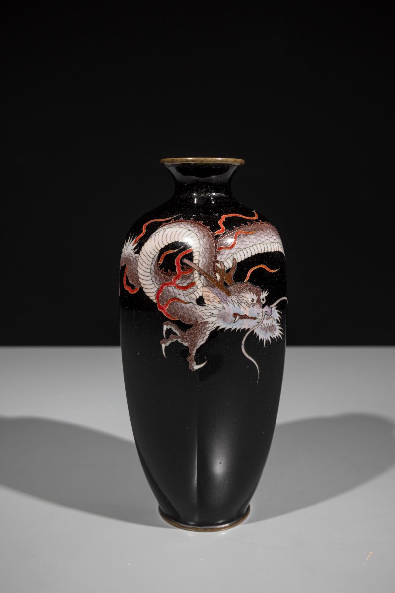 Vase cloisonné hexagonal représentant un dragon ryū