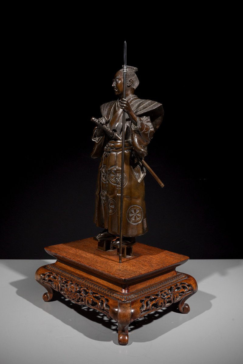 Okimono en bronze représentant un samouraï avec yari et katana, signé Gyokko-photo-2