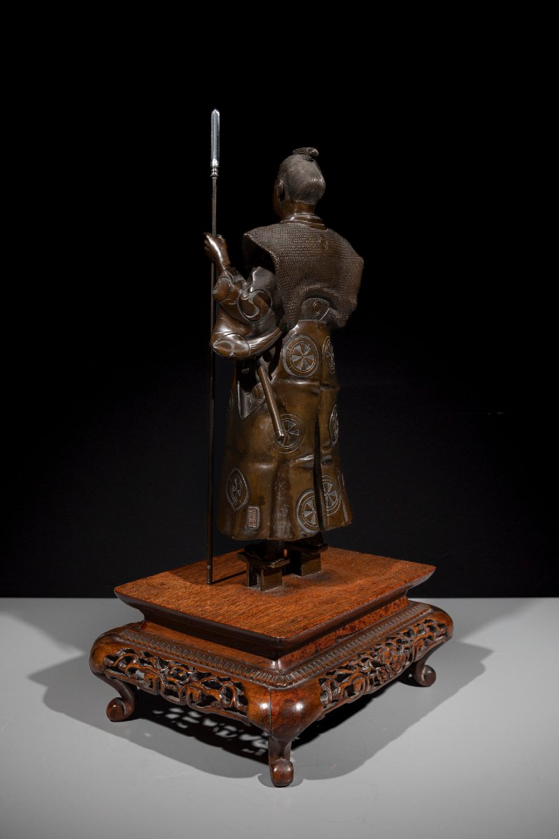 Okimono en bronze représentant un samouraï avec yari et katana, signé Gyokko-photo-3