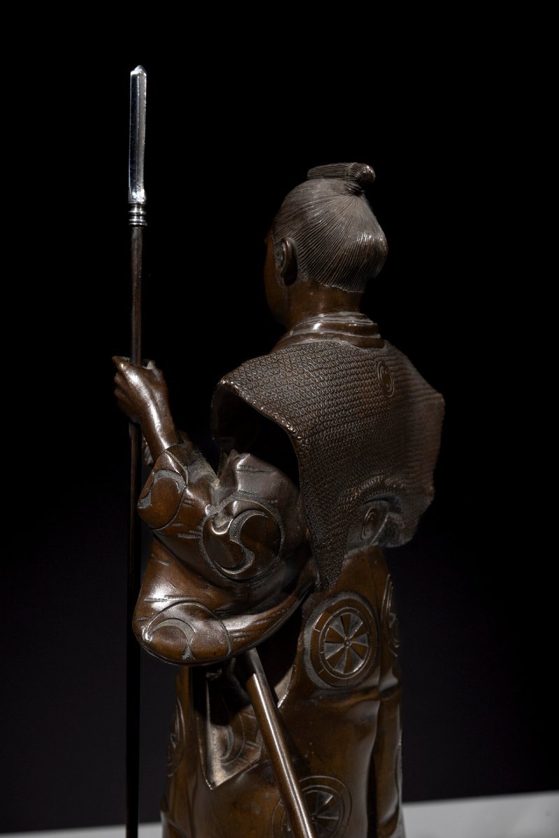 Okimono en bronze représentant un samouraï avec yari et katana, signé Gyokko-photo-4