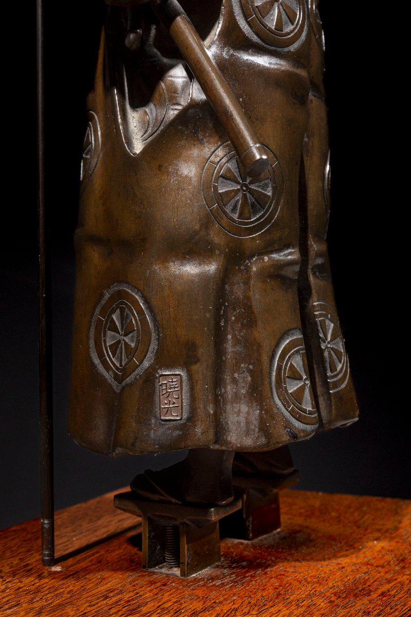 Okimono en bronze représentant un samouraï avec yari et katana, signé Gyokko-photo-5
