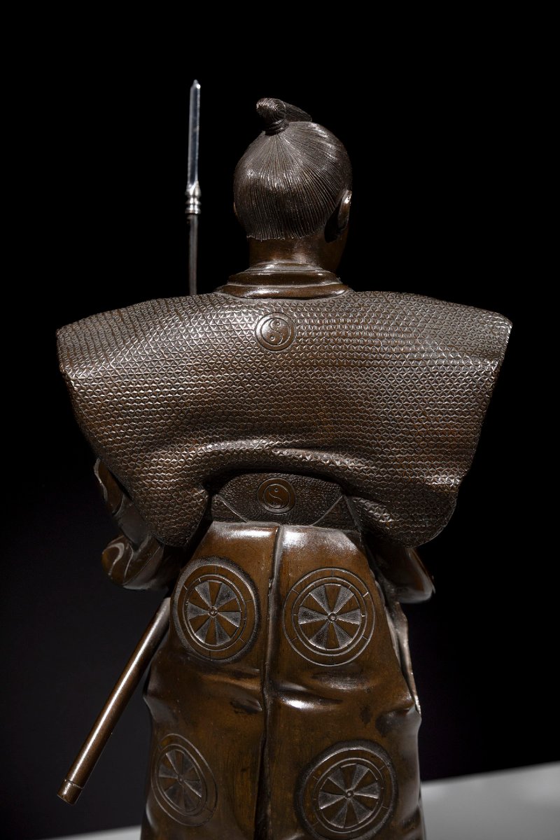 Okimono en bronze représentant un samouraï avec yari et katana, signé Gyokko-photo-7