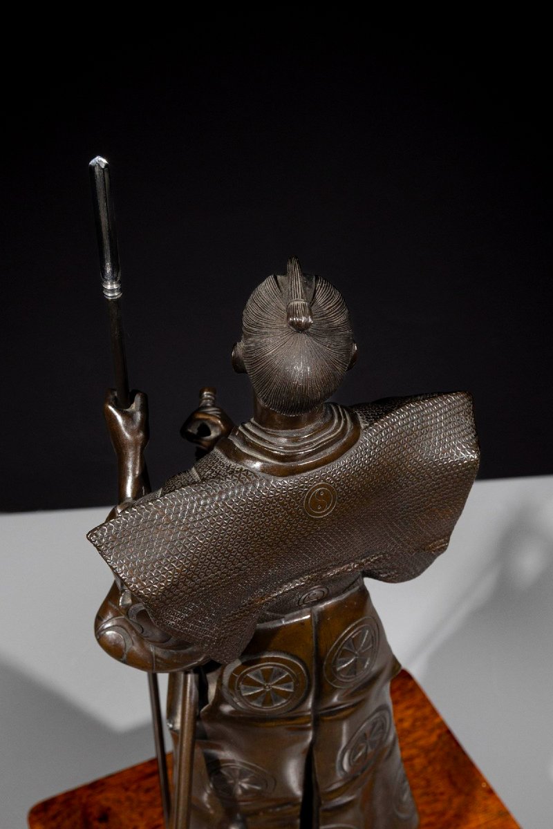 Okimono en bronze représentant un samouraï avec yari et katana, signé Gyokko-photo-8