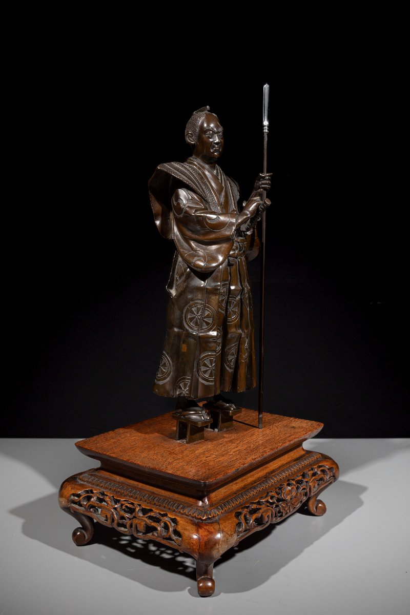 Okimono en bronze représentant un samouraï avec yari et katana, signé Gyokko