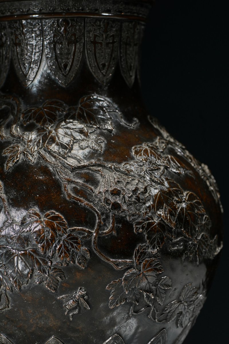 A Patinated Bronze Vase With Grapevines And Insects In Relief, Signed Sessei-photo-2