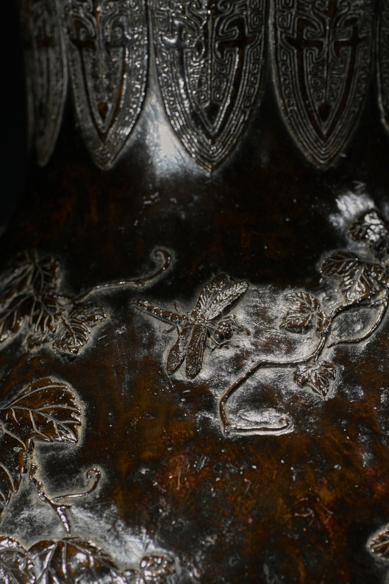 A Patinated Bronze Vase With Grapevines And Insects In Relief, Signed Sessei-photo-2
