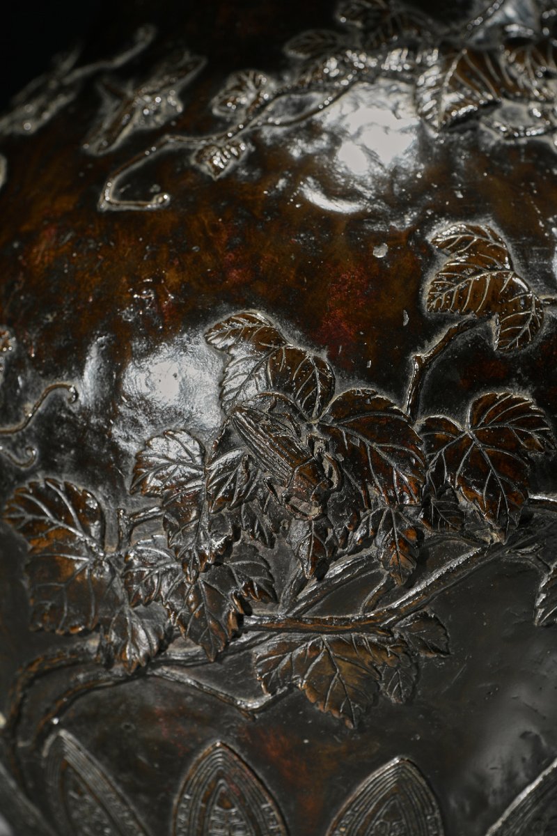 A Patinated Bronze Vase With Grapevines And Insects In Relief, Signed Sessei-photo-3