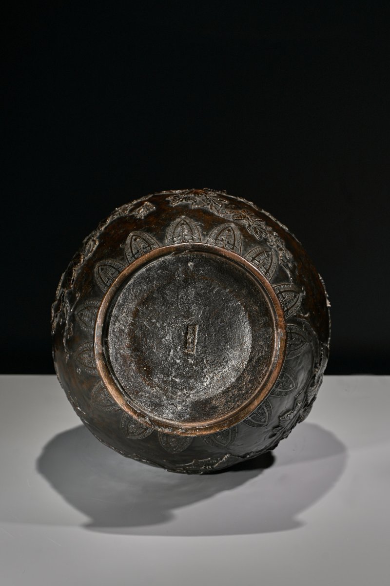 A Patinated Bronze Vase With Grapevines And Insects In Relief, Signed Sessei-photo-6