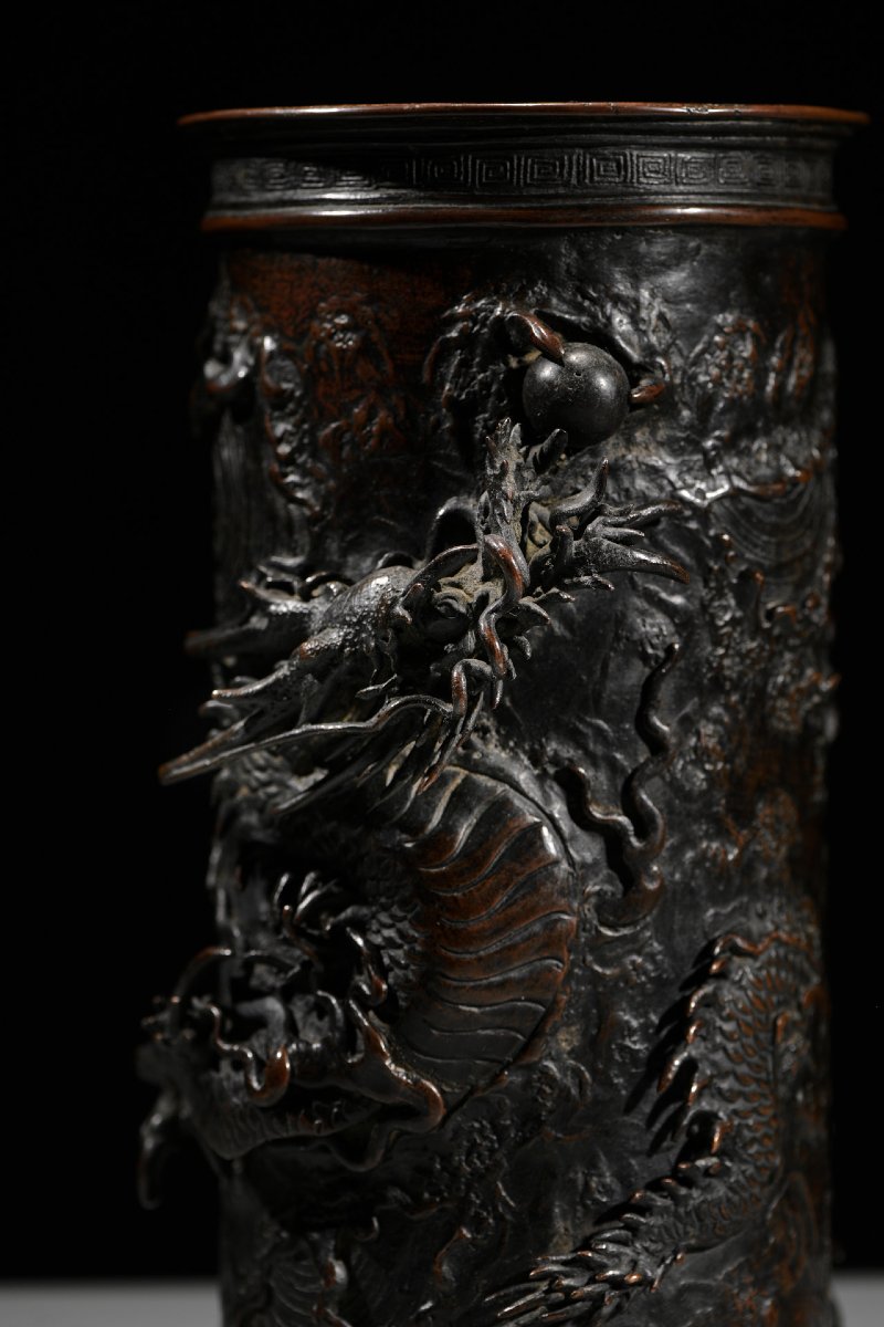 Vase en bronze représentant un dragon Ryū en relief parmi des tourbillons d'eau-photo-2
