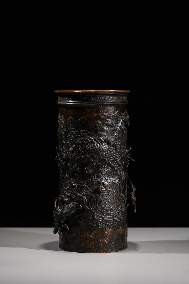 Vase en bronze représentant un dragon Ryū en relief parmi des tourbillons d'eau-photo-3