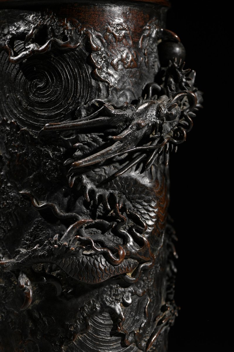 Vase en bronze représentant un dragon Ryū en relief parmi des tourbillons d'eau-photo-4
