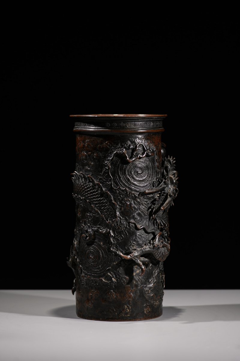 Vase en bronze représentant un dragon Ryū en relief parmi des tourbillons d'eau-photo-1